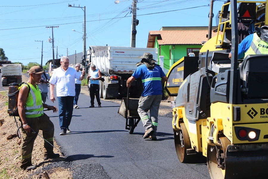 Prefeitura de Lages Prefeito vistoria obras de asfaltamento no bairro São Pedro e implantação de defensas metálicas na avenida Carahá