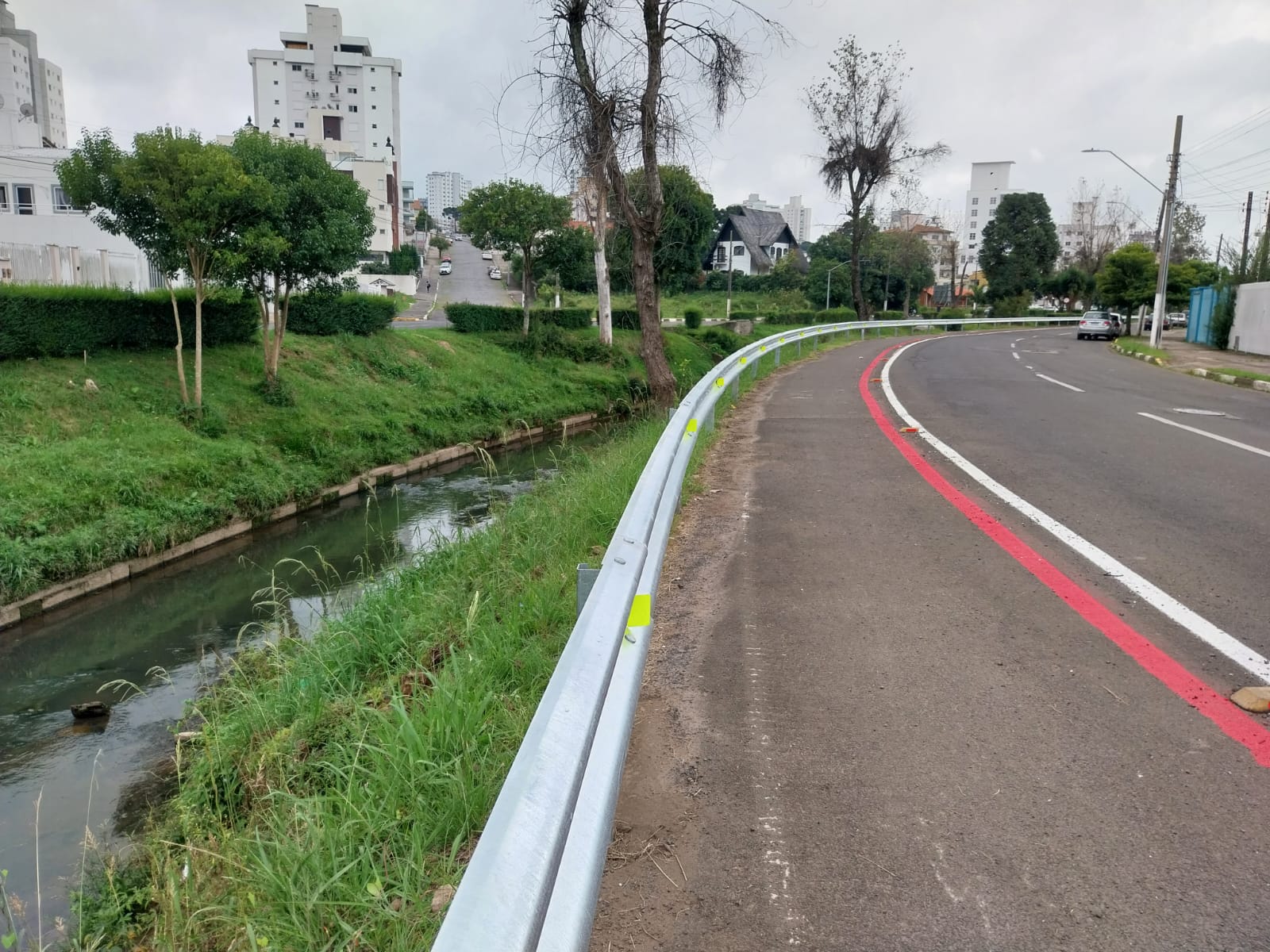 Prefeitura de Lages Instalados mais 1500 metros de guard rail à margem da Carahá 