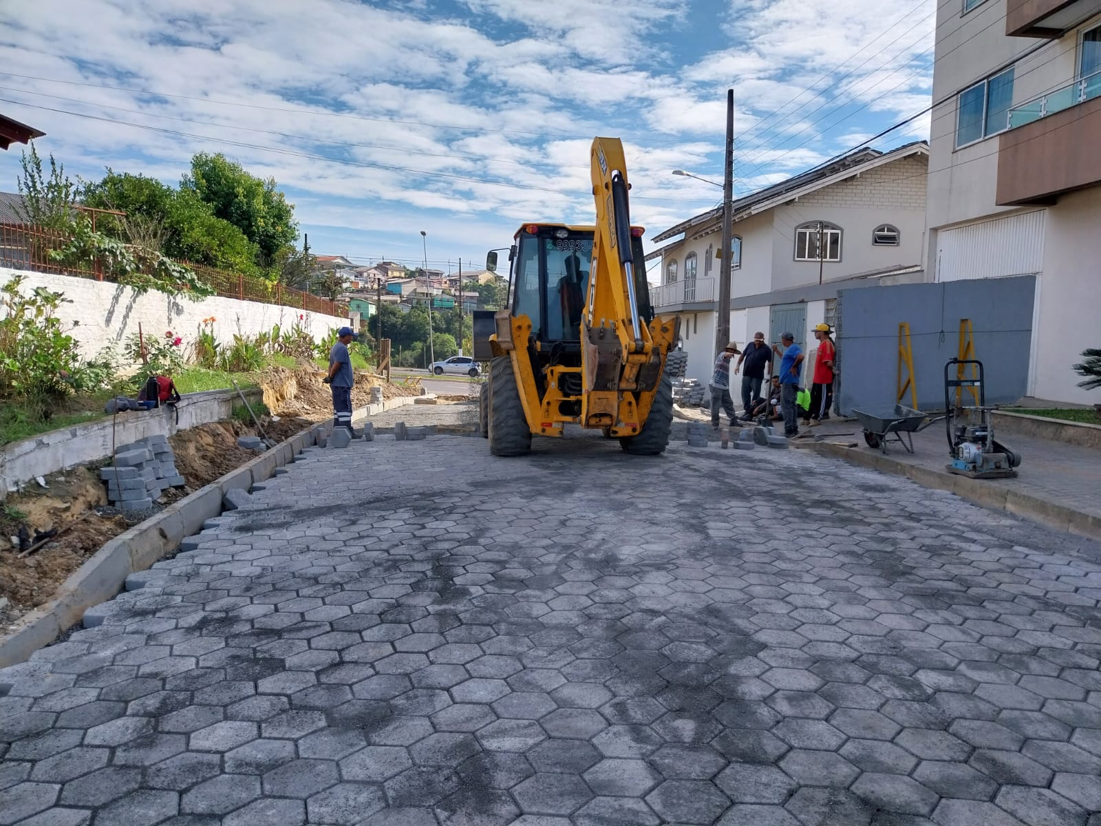 Prefeitura de Lages Rua João Eduardo Godoy é pavimentada com lajotas de concreto