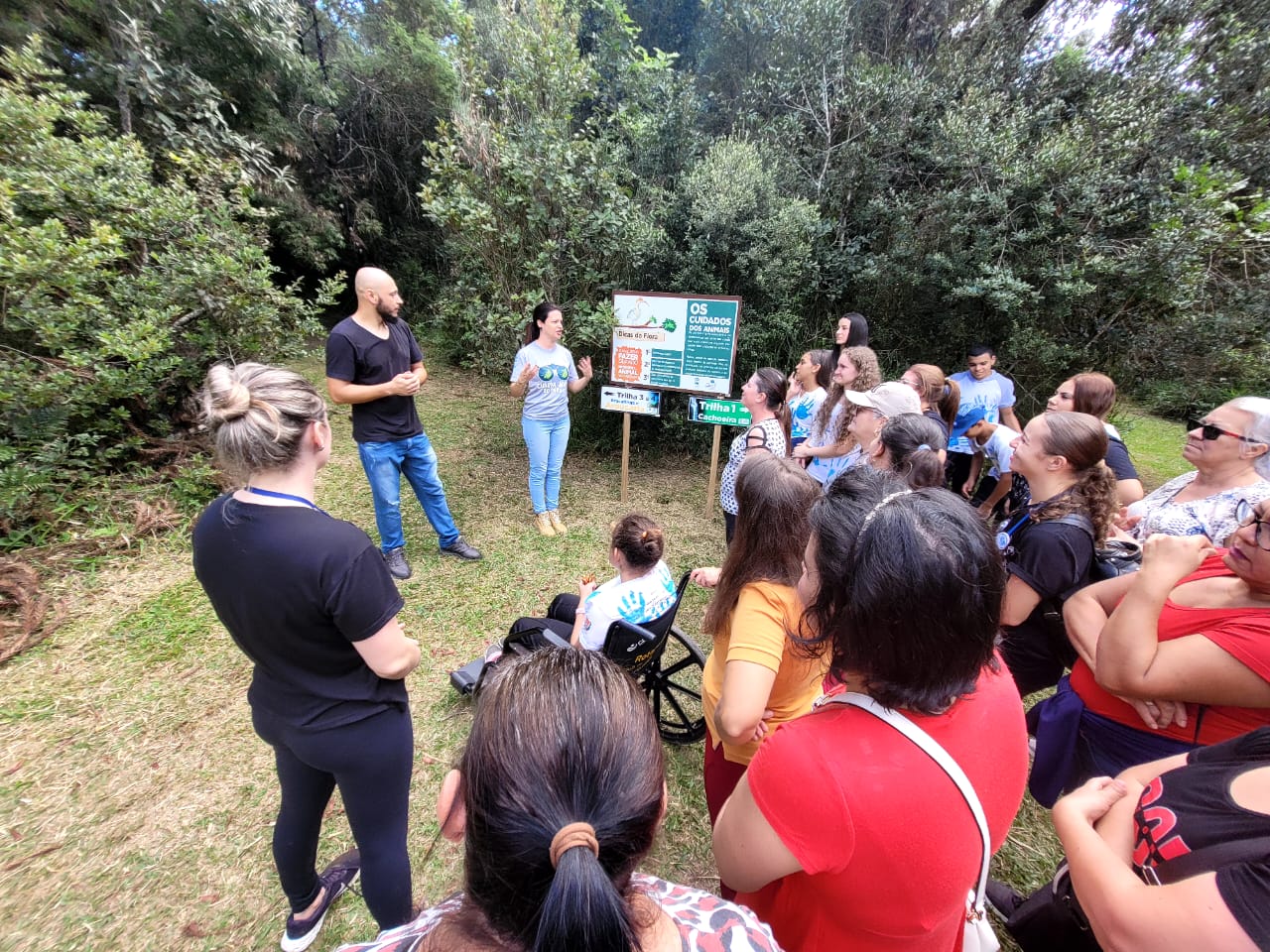 Prefeitura de Lages Grupos de 45 alunos da Associação de Pais e Amigos de Surdos de Lages visitam Parque Natural Municipal pela primeira vez 