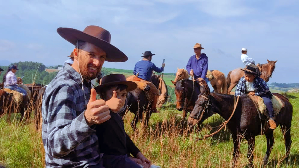 Prefeitura de Lages Mais de 100 amantes da tradição equestre se reúnem em Lages para participar da famosa Cavalgada do Faustão 