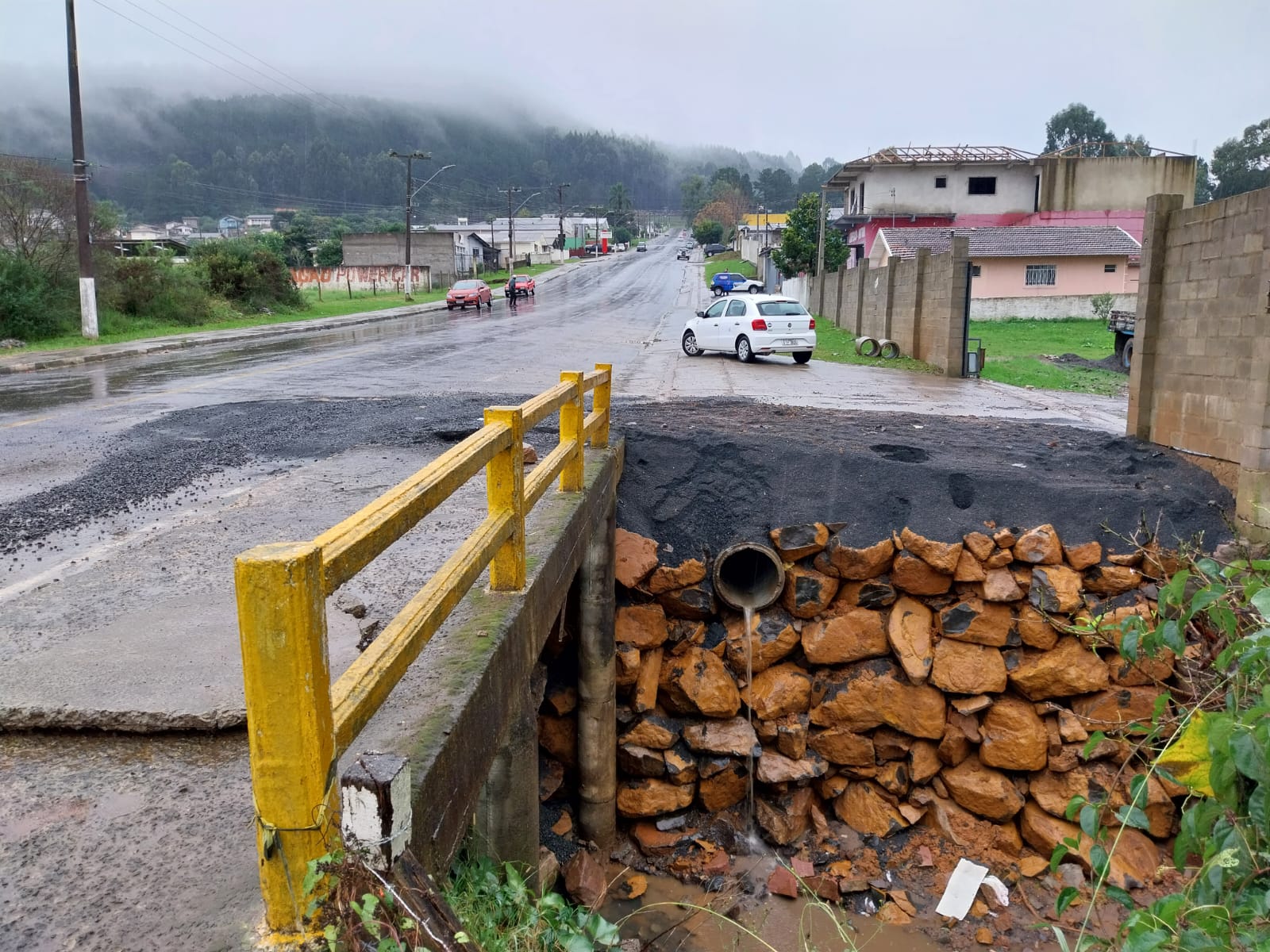 Prefeitura de Lages Secretaria de Obras conserta ponte na rua Aujor Luz, no bairro Santa Catarina