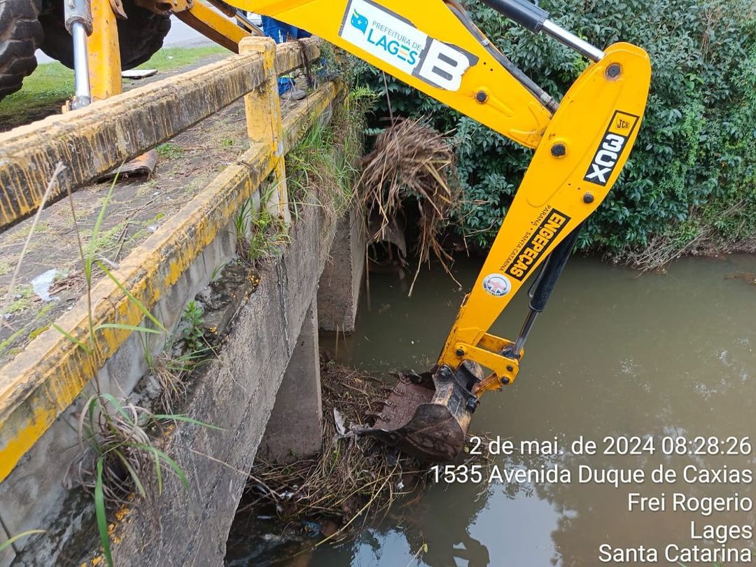 Prefeitura de Lages Meio Ambiente trabalha na prevenção de alagamentos com desobstrução de pontes mais prejudicadas