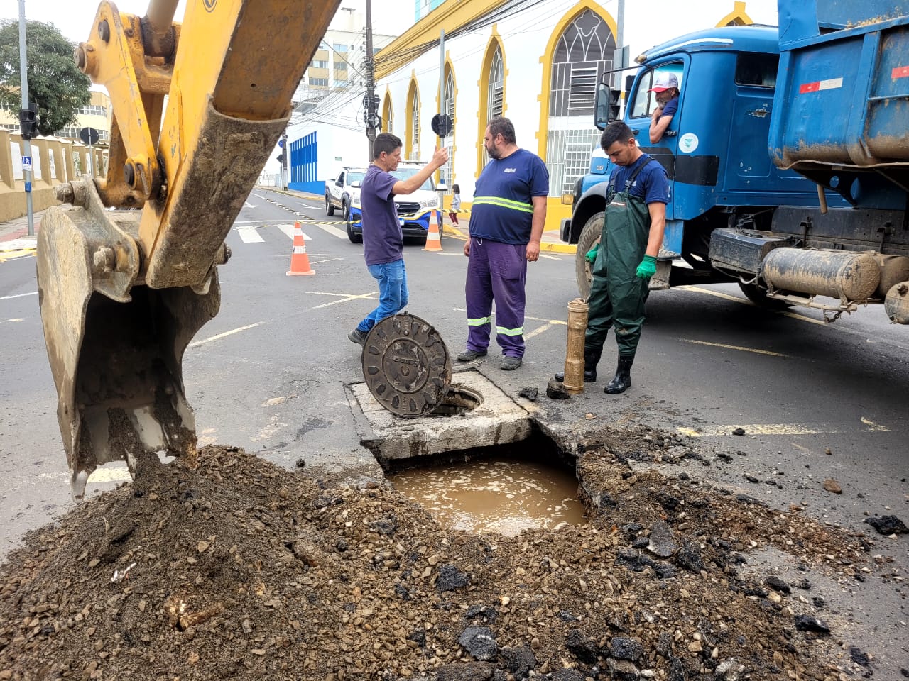 Prefeitura de Lages Trecho da rua Frei Gabriel está interditada para manutenção de rede de esgoto