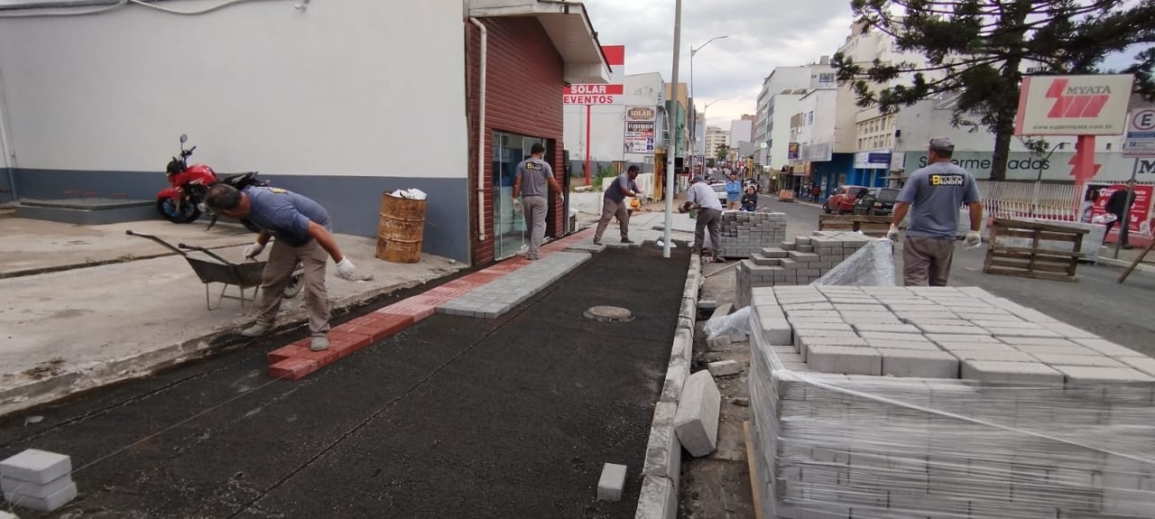 Prefeitura de Lages Calçadas são construídas ao longo de trecho central da Marechal Deodoro