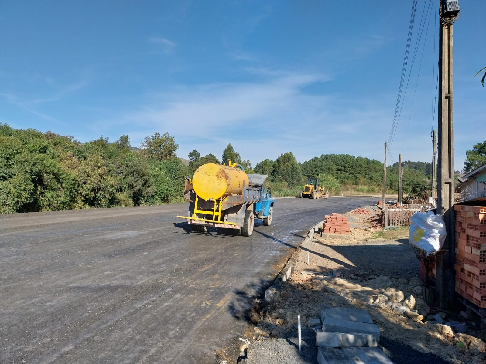 Prefeitura de Lages Leito da avenida Ponte Grande é preparado para asfaltamento