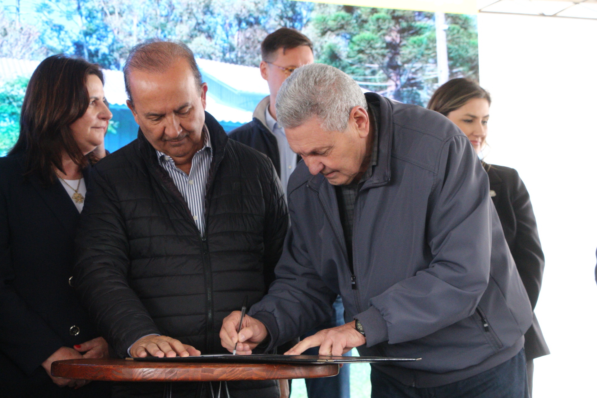 Prefeitura de Lages Governo do Estado oficializa cessão de uso de área da Celesc para o município