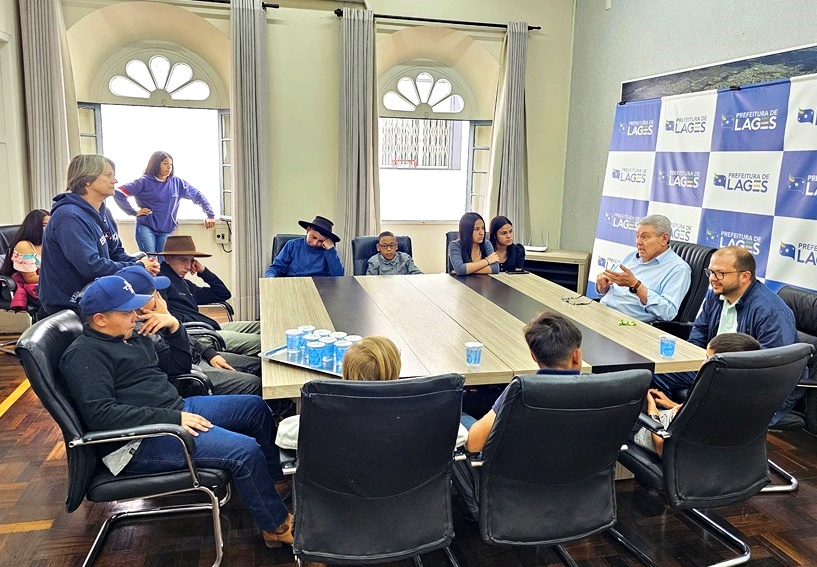 Prefeitura de Lages Estudantes da Escola Itinerante desenvolvem projeto de educação fiscal e visitam o gabinete do prefeito  