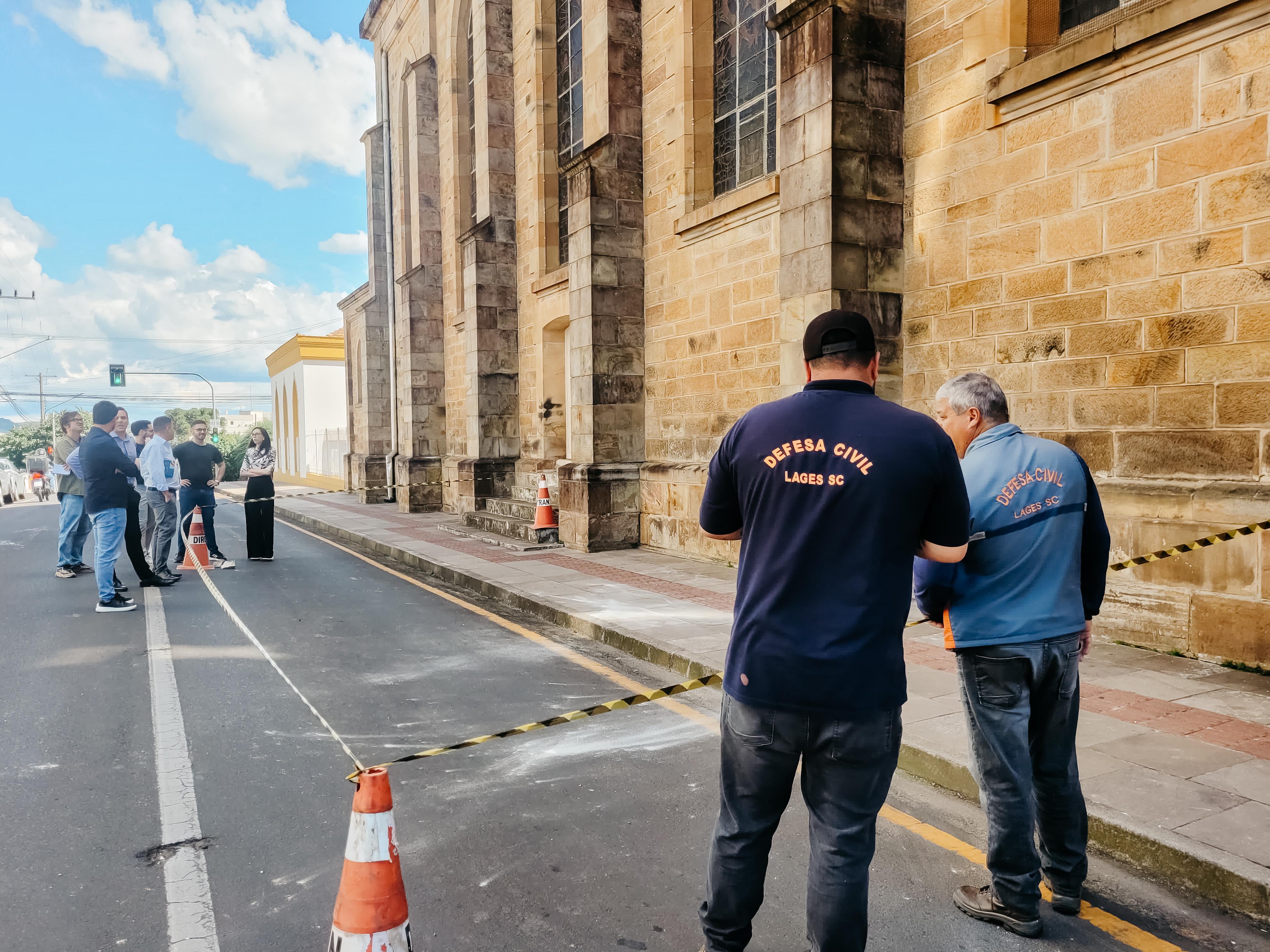 Prefeitura de Lages Pedra da Catedral Diocesana se desprende e cai na rua Frei Gabriel