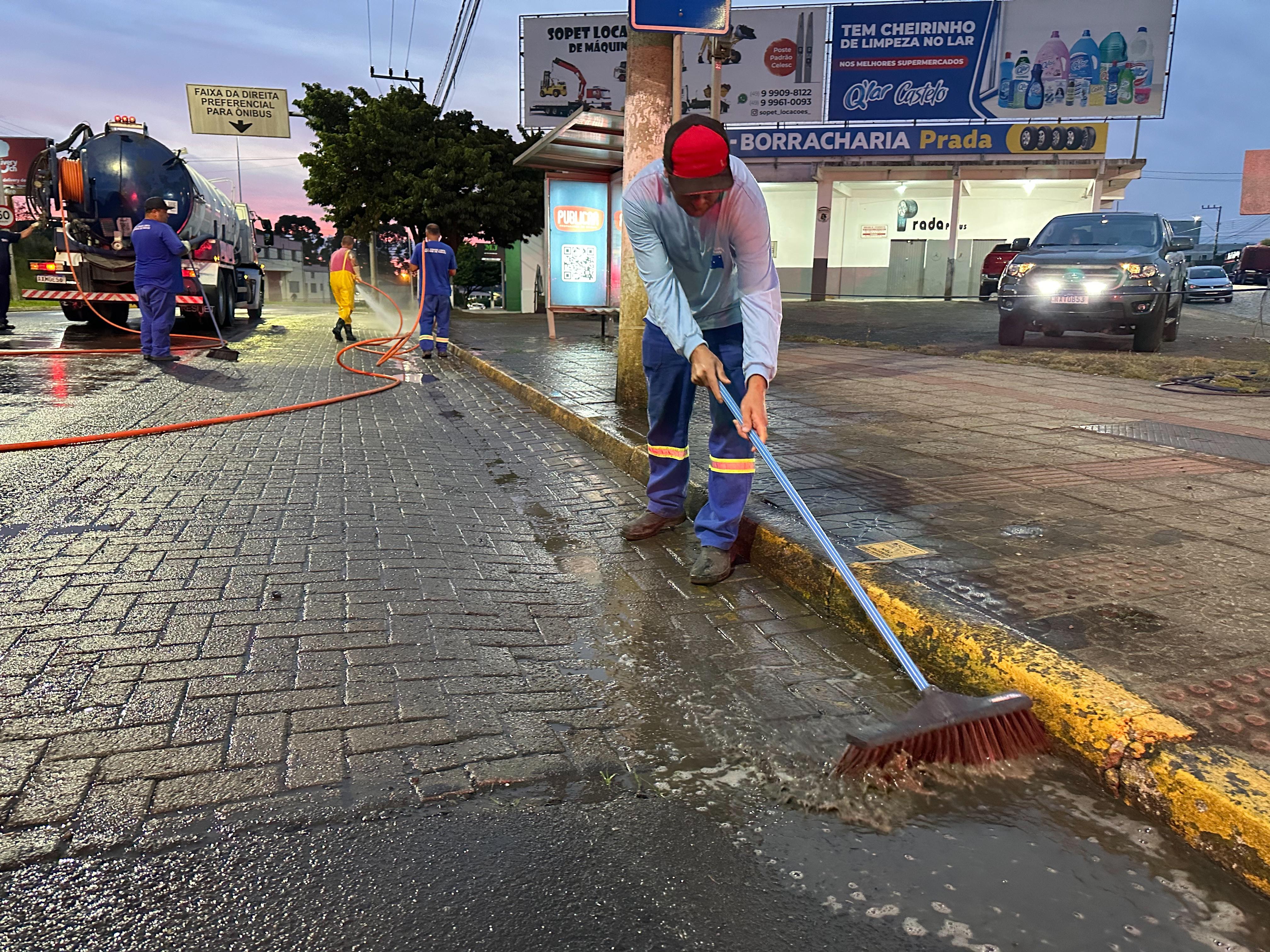 Prefeitura de Lages Secretaria de Serviços Públicos e Meio Ambiente realiza limpeza e pintura de meios-fios na Avenida Dom Pedro II