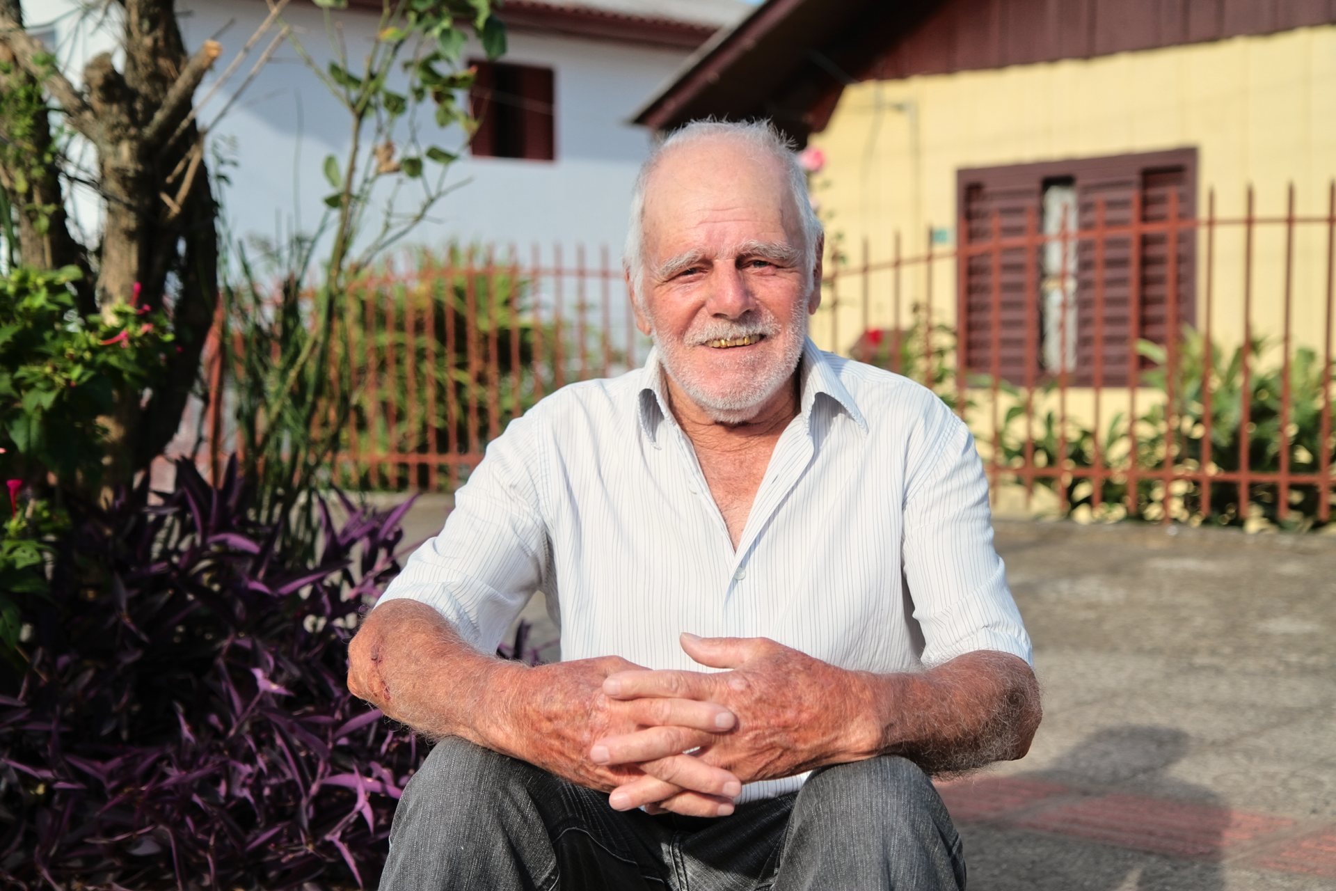 Prefeitura de Lages Vamos descobrir o que motiva aquele famoso senhorzinho de cabelos brancos a limpar a casa além dos portões todos os dias na avenida Carahá 