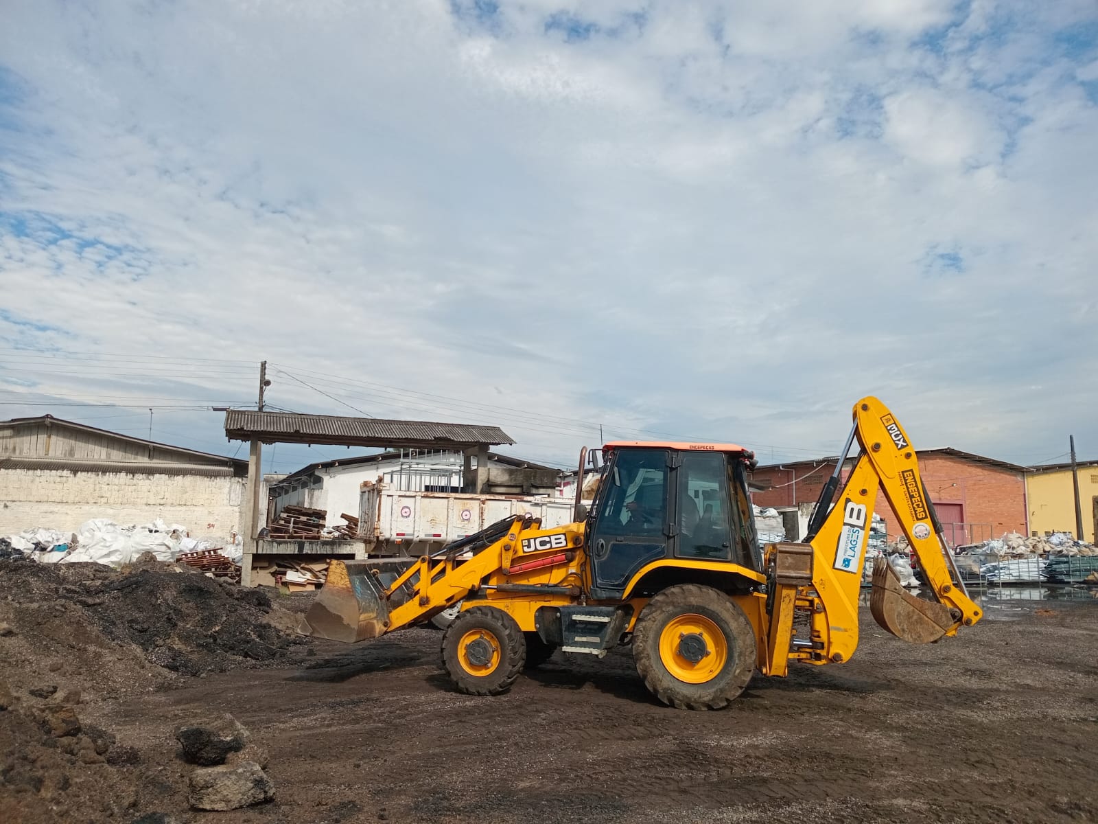 Prefeitura de Lages Prefeitura de Lages encaminha máquinas e servidores da Defesa Civil e Secretaria de Obras a Tijucas para atenuar efeitos das fortes chuvas no litoral catarinense 