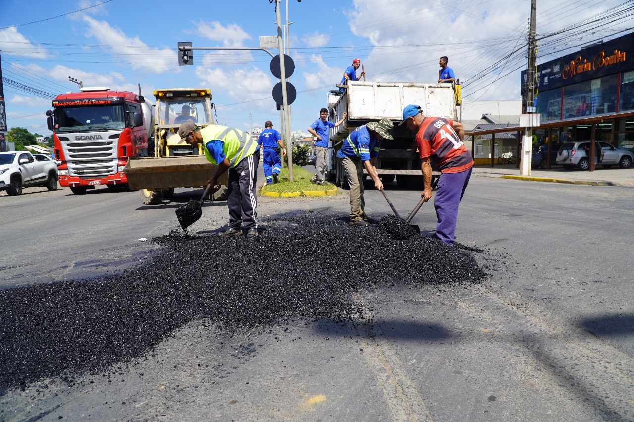 Prefeitura de Lages Prefeitura inicia operação tapa-buracos na Avenida Presidente Vargas e Rua Bruno Luersen