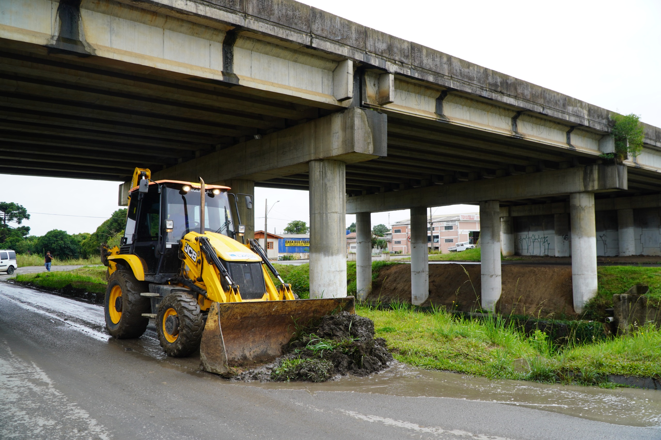 Prefeitura de Lages Secretaria de Serviços Públicos e Meio Ambiente intensifica ações preventivas de limpeza e desobstrução de córregos   