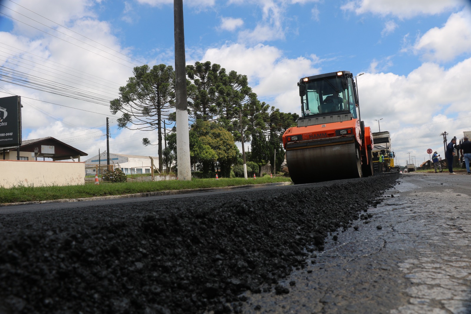 Prefeitura de Lages Secretaria de obras realiza trabalhos de recuperação asfáltica na Avenida Luiz de Camões