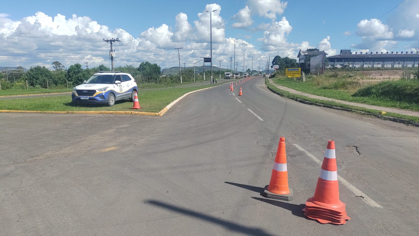 Prefeitura de Lages Obras na Avenida Luiz de Camões têm trânsito pare e siga em determinados períodos