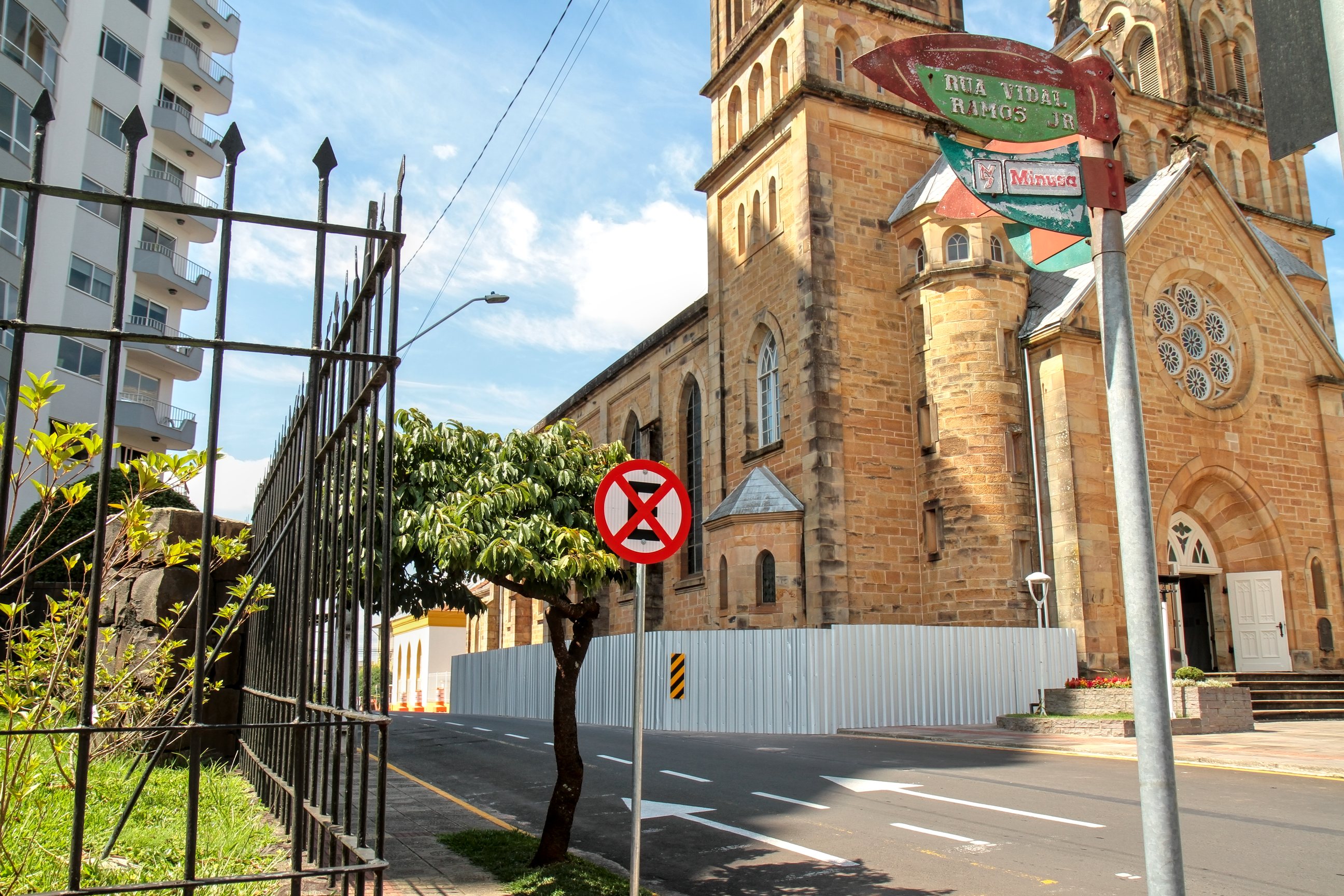 Prefeitura de Lages Concluída a colocação de tapume na calçada lateral da Catedral Diocesana