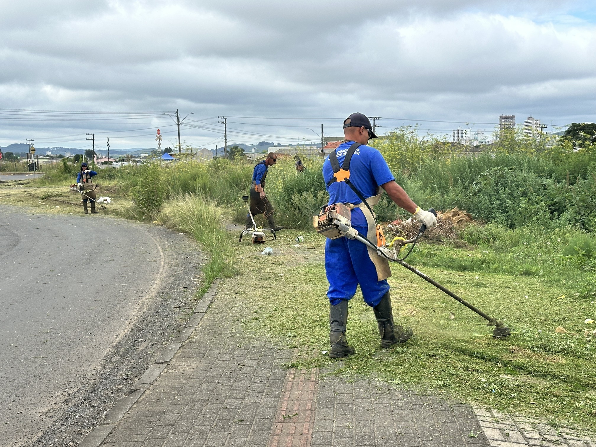 Prefeitura de Lages Secretaria de Serviços Públicos e Meio Ambiente realiza mutirão de limpeza no bairro Guarujá 