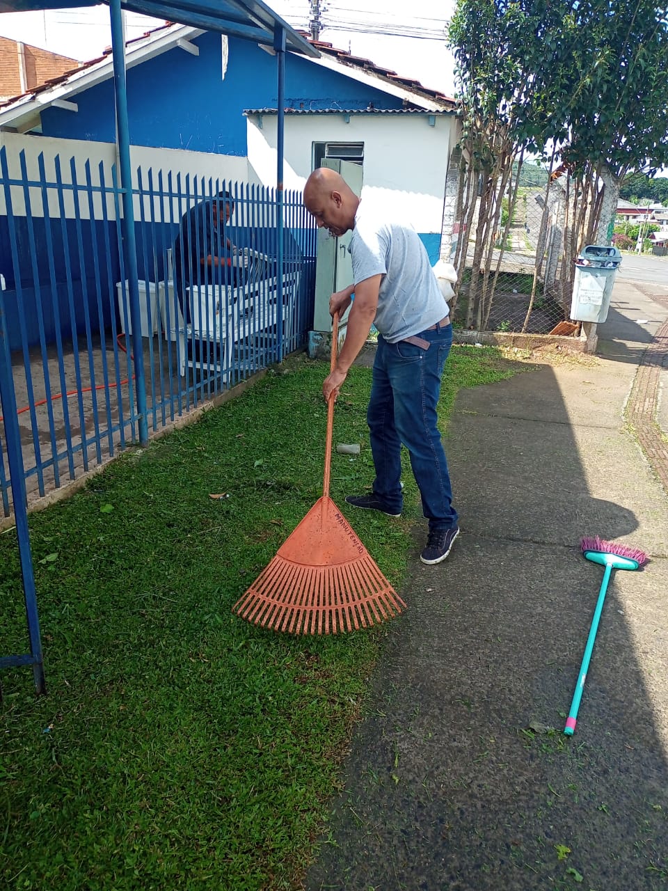 Prefeitura de Lages Mutirão de higienização e manutenção da Secretaria da Saúde se prolongam pelo fim de semana na UBS do bairro Penha 