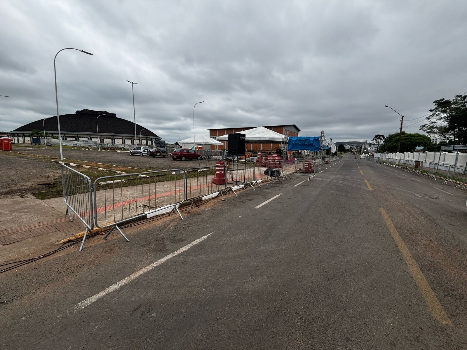 Prefeitura de Lages Secretaria de Serviços Públicos e Meio Ambiente realiza limpeza da rua Archilau Batista do Amaral após desfile de blocos carnavalescos