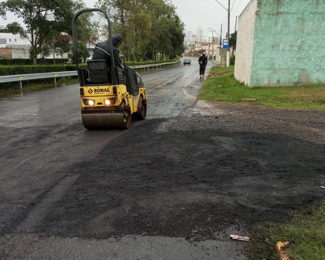 Prefeitura de Lages Operação tapa-buraco alcança Avenida Belisário Ramos: reparos de emergência são realizados em todo o trecho asfaltado da Carahá