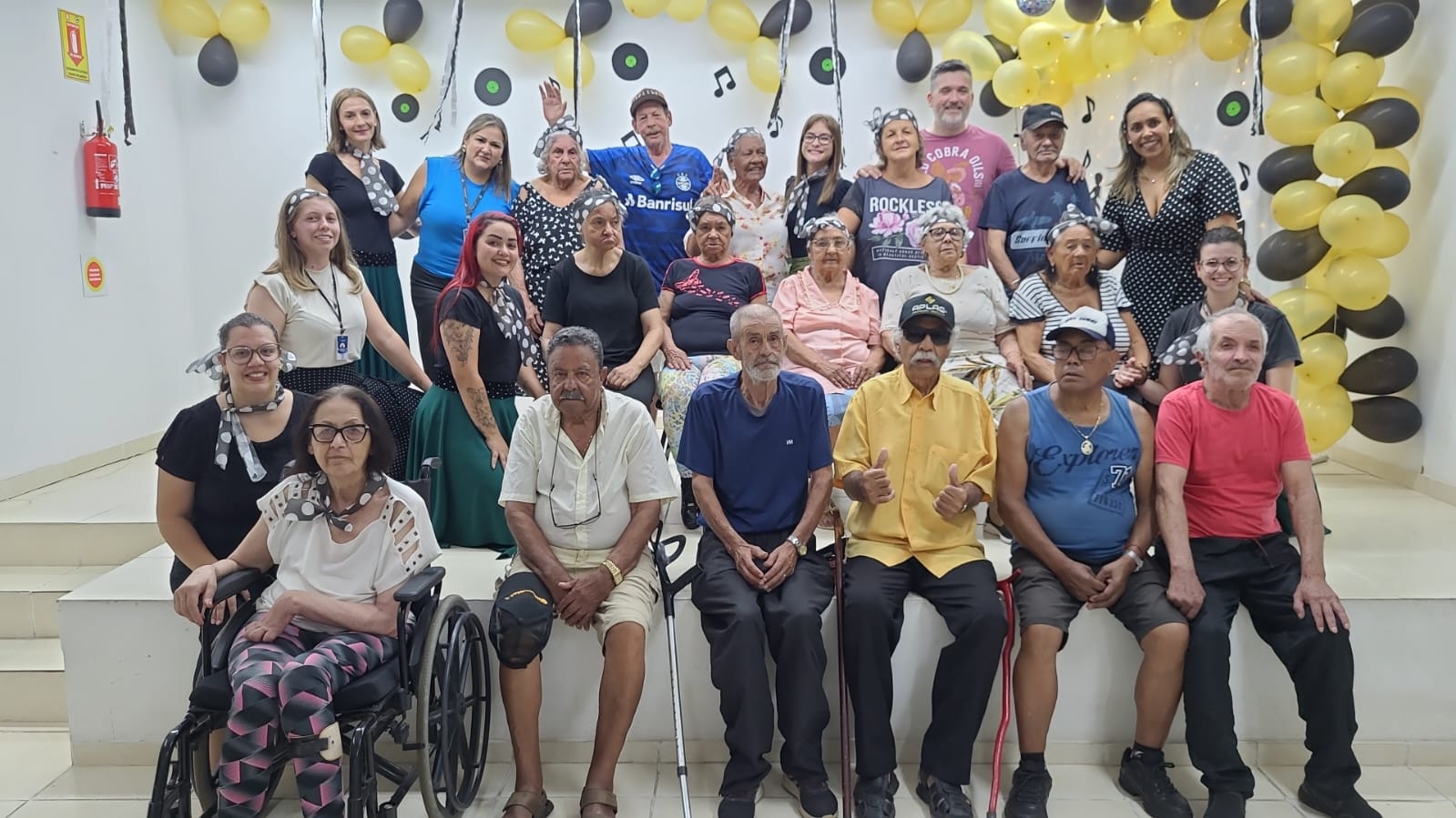 Prefeitura de Lages Carnaval chegou no Centro Dia do Idoso com Festa Anos 80