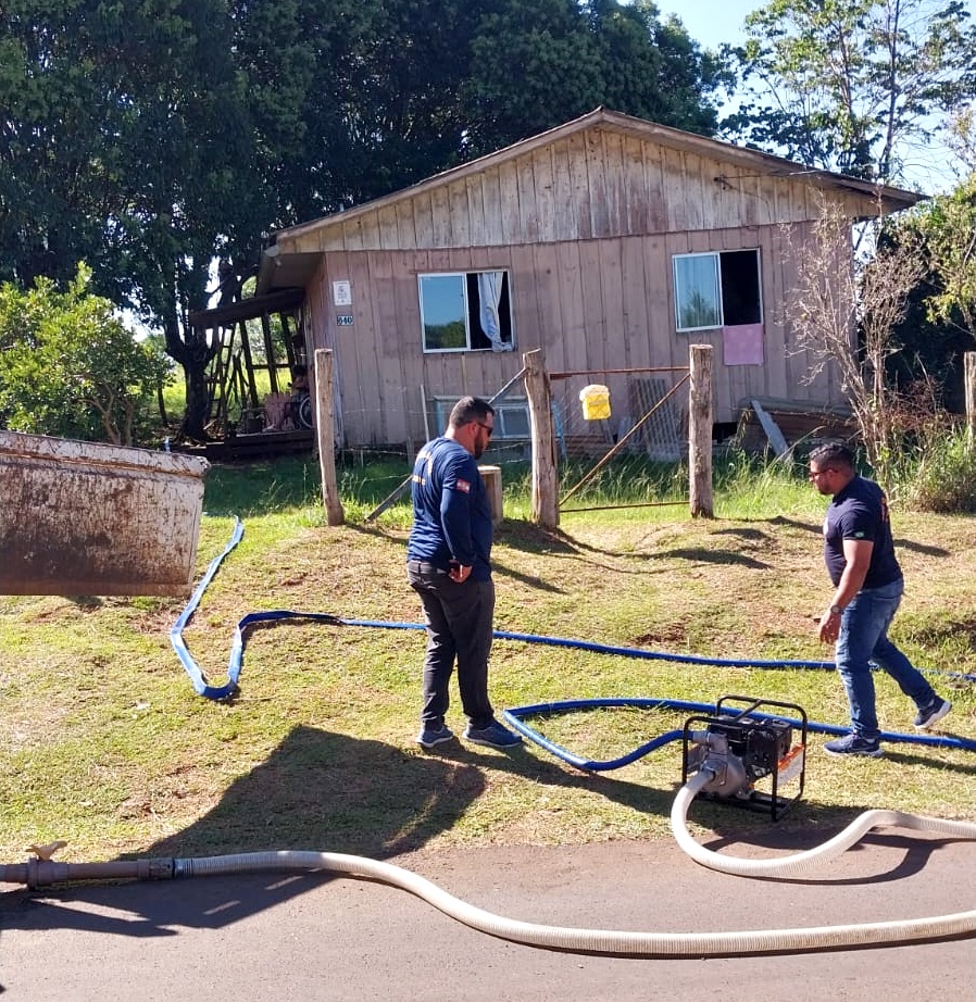 Prefeitura de Lages Ação conjunta entre Semasa e Defesa Civil garante o abastecimento de água no Salto Caveiras