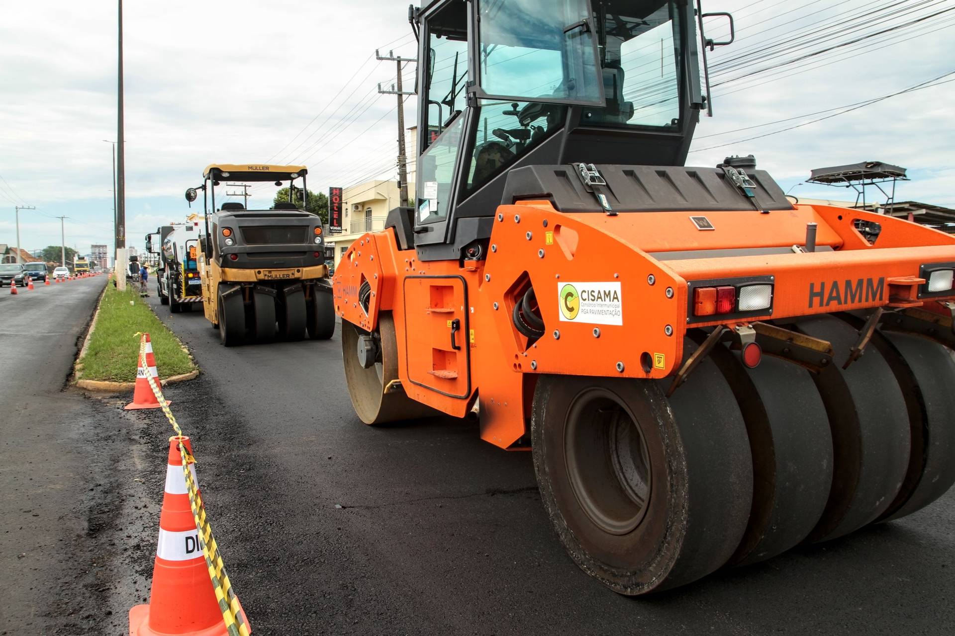 Prefeitura de Lages Obras ampliadas: recapeamento asfáltico na Avenida Luiz de Camões seguirá até Hospital Infantil Seara do Bem