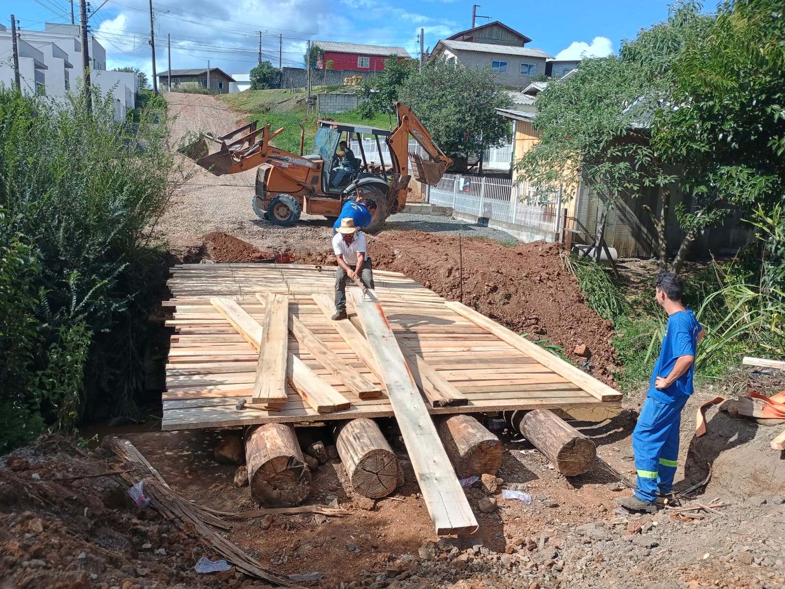 Prefeitura de Lages Foco em infraestrutura urbana: Secretaria de Obras constrói pontes nos bairros Caroba e Gralha Azul