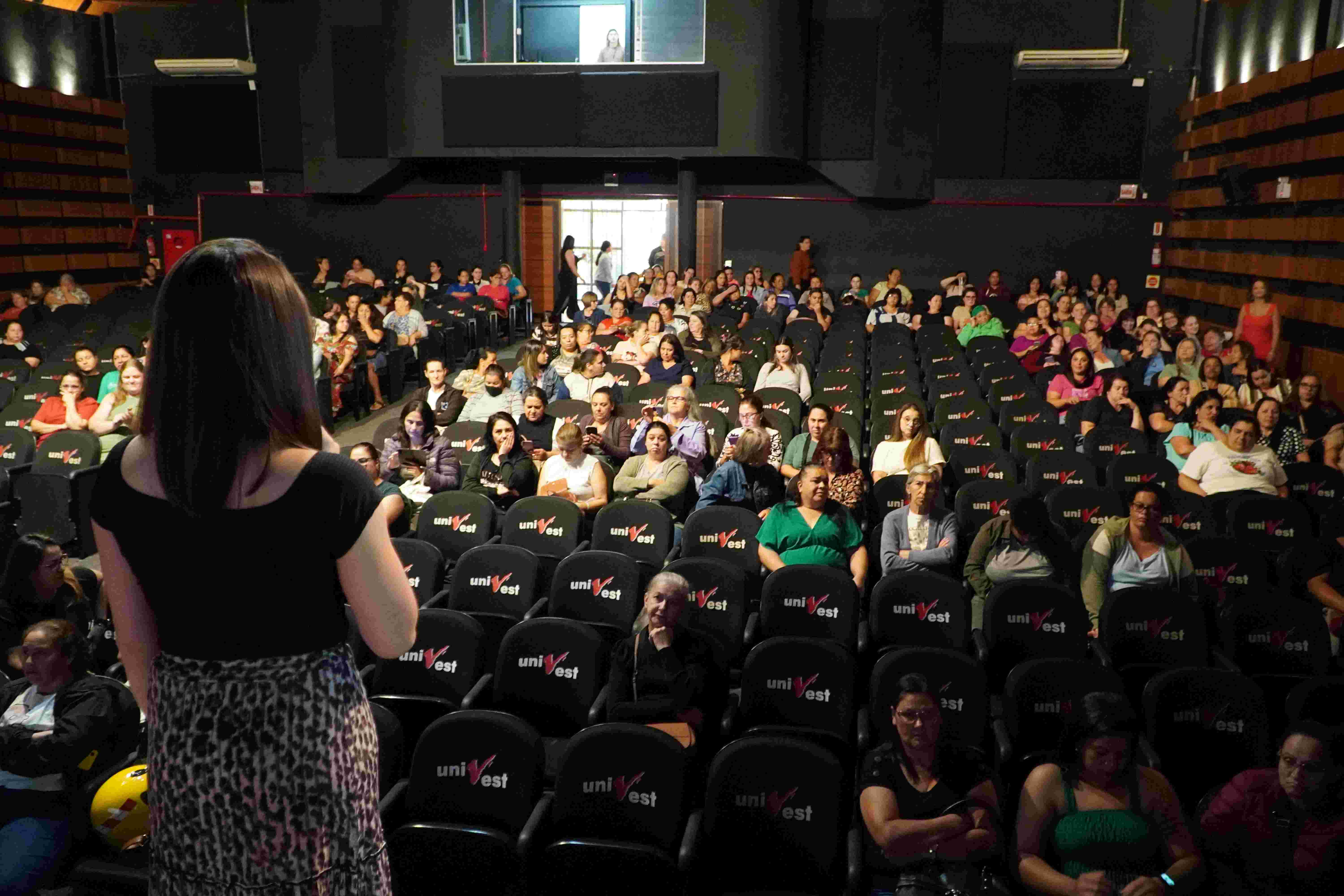 Prefeitura de Lages Secretaria da Educação realiza 1º Encontro de Formação das Cozinheiras do Sistema Municipal de Educação