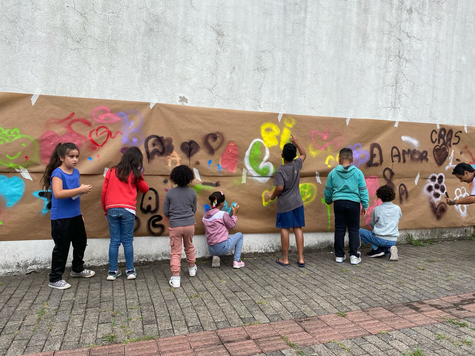 Prefeitura de Lages Crianças do Serviço de Convivência e Fortalecimento de Vínculos fazem grafite na Praça do CEU através do Projeto Grafhixarte